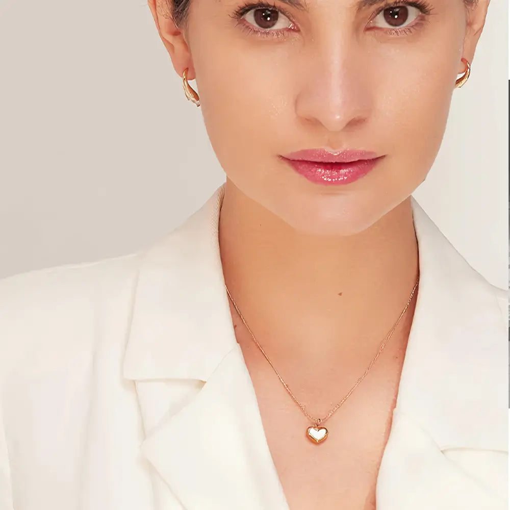 Colar Feminino Dourado de coração com concha natural Marena, brilho suave e toque praiano elegante