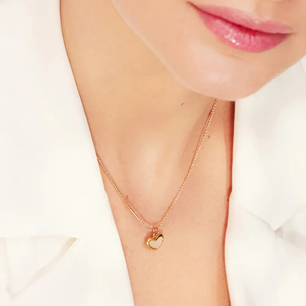 Colar Feminino Dourado de coração com concha natural e corrente fina torcida, visual delicado