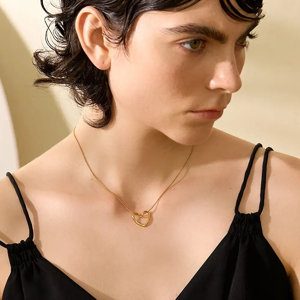 Colar Feminino Dourado de coração com corrente rabo de rato Amélia, design elegante e feminino