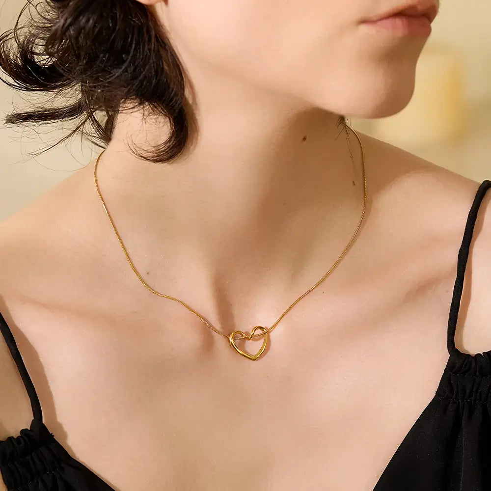 Colar Feminino Dourado de coração com corrente rabo de rato, acabamento polido e toque sofisticado