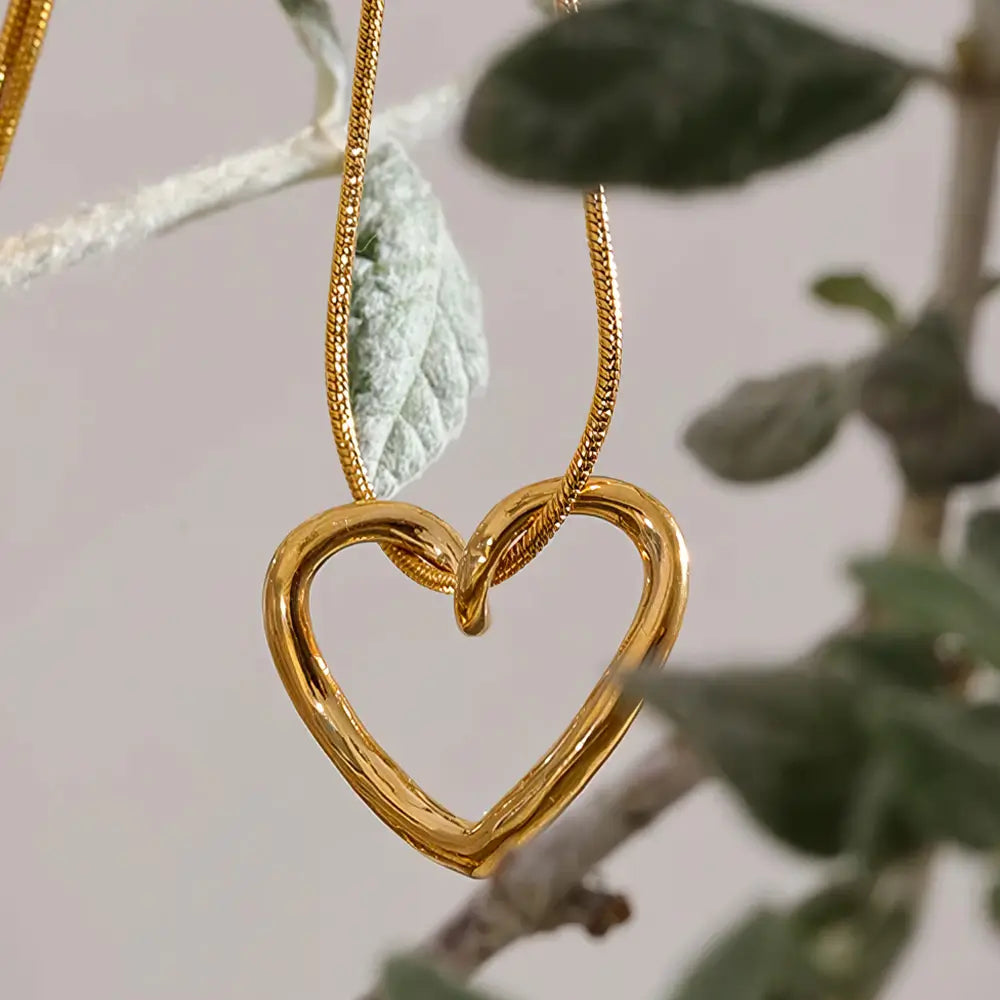 Colar Feminino Dourado de coração com corrente rabo de rato e toque romântico em ambiente discreto