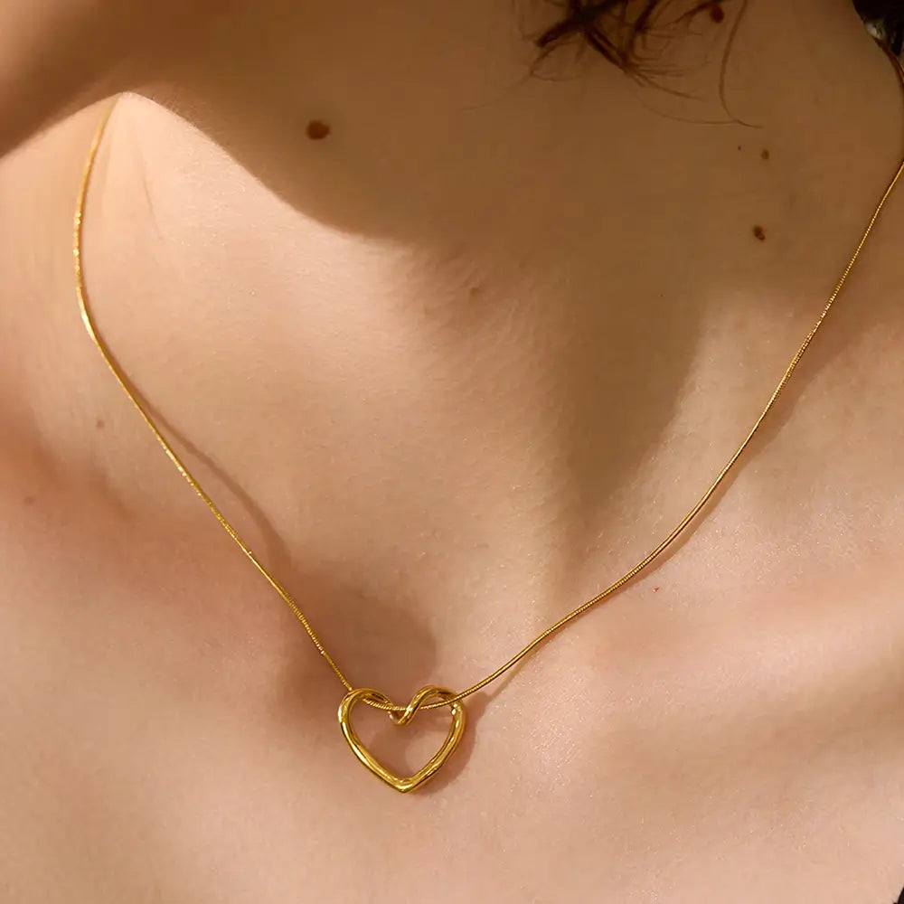 Colar Feminino Dourado de coração com corrente rabo de rato e brilho sutil no colo