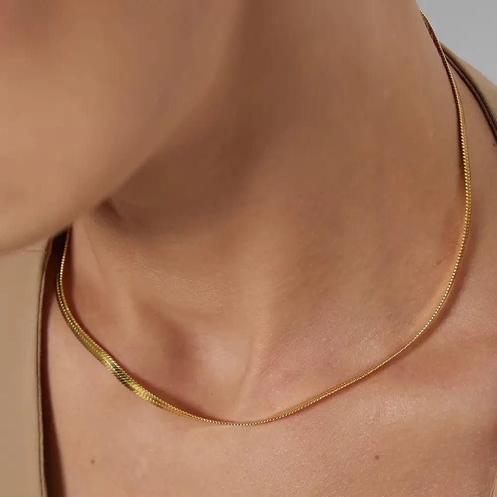 Colar Feminino Dourado de corrente cobra lacraia Aurea em visual elegante e textura detalhada
