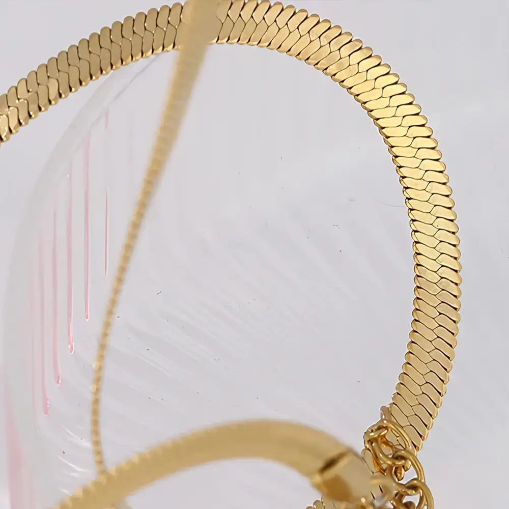 Colar Feminino Dourado de corrente cobra lacraia Aurea em fundo neutro e iluminação natural suave