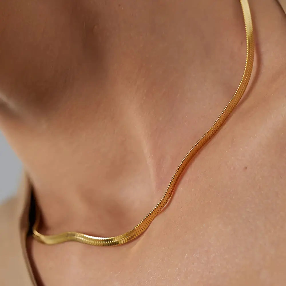 Colar Feminino Dourado de corrente cobra lacraia Aurea, brilho intenso e estilo sofisticado