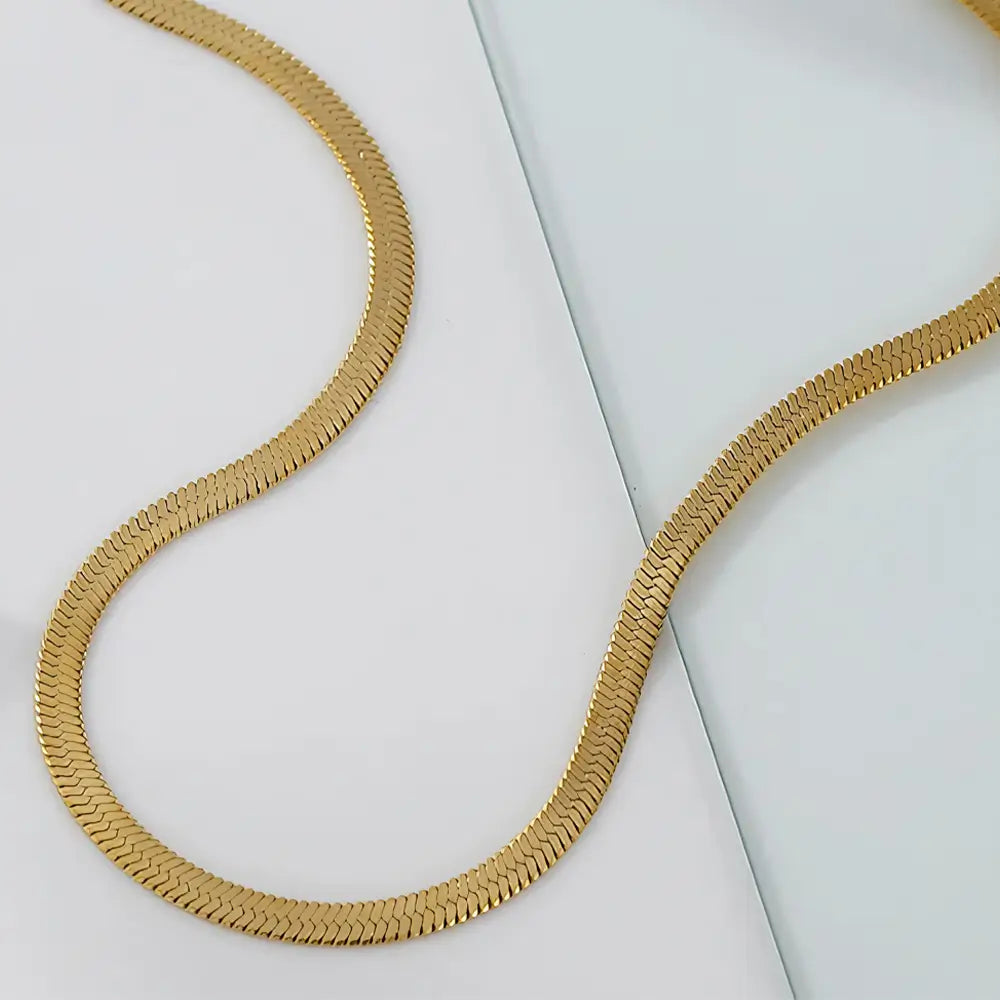 Colar Feminino Dourado de corrente cobra lacraia Aurea, textura refinada e brilho discreto em fundo claro