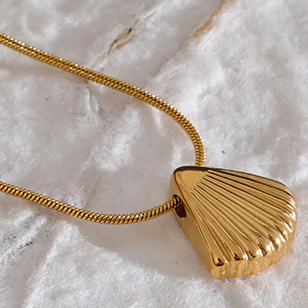 Colar Feminino Dourado de corrente rabo de rato com pingente concha, design delicado em fundo minimalista