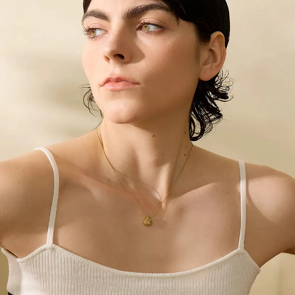 Colar Feminino Dourado de corrente rabo de rato com pingente concha, toque orgânico e acabamento delicado