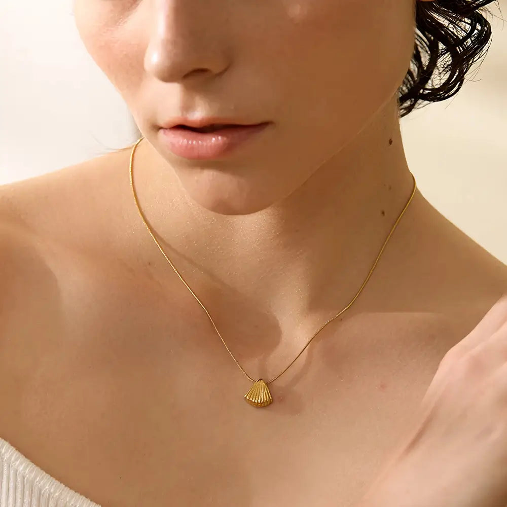 Colar Feminino Dourado de corrente rabo de rato com pingente concha Maris, inspiração marinha com design refinado