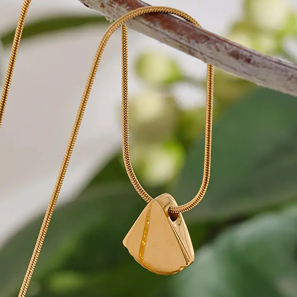 Colar Feminino Dourado de corrente rabo de rato com pingente concha Maris, textura natural em ambiente clean