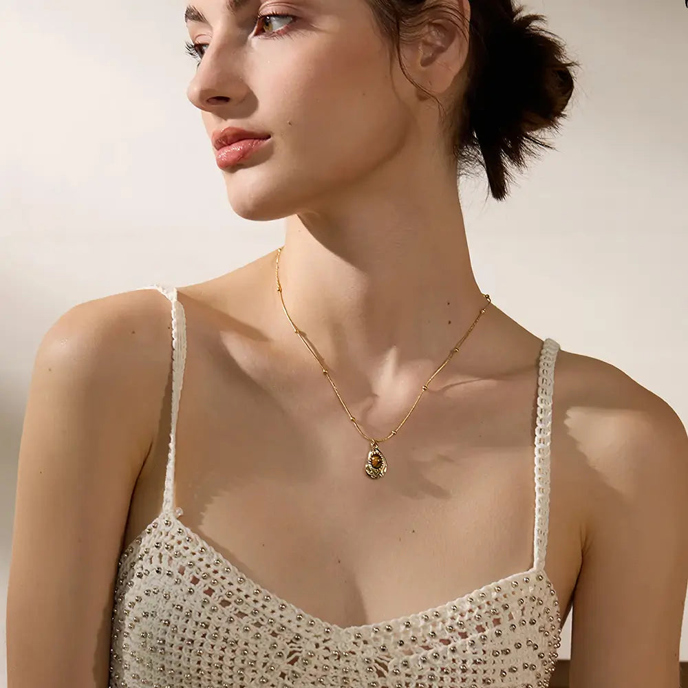 Colar Feminino Dourado de corrente rabo de rato com pingente e pedra tigre, acabamento refinado e design autêntico
