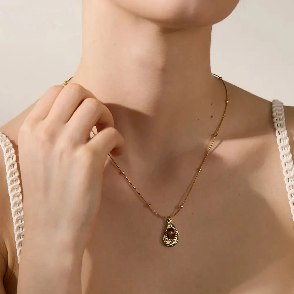 Colar Feminino Dourado de corrente rabo de rato com pingente e pedra tigre Cajúlia, toque artesanal e presença marcante
