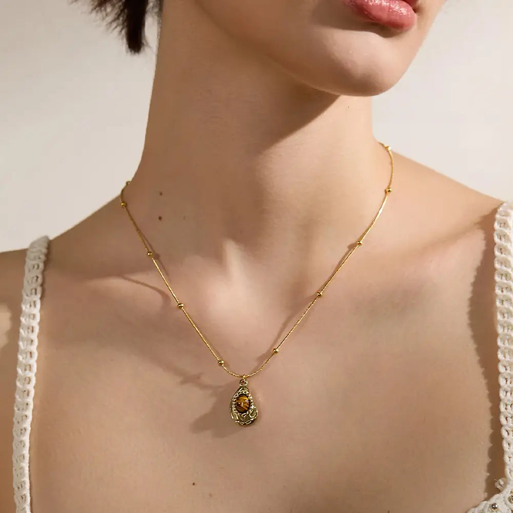 Colar Feminino Dourado de corrente rabo de rato com pingente e pedra tigre Cajúlia, brilho intenso e estilo natural