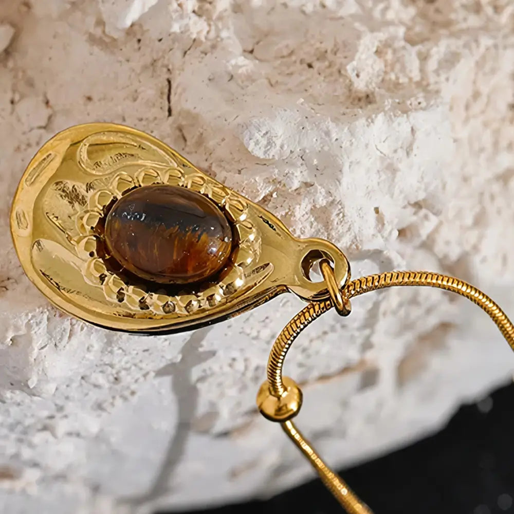Colar Feminino Dourado de corrente rabo de rato com pingente e pedra tigre Cajúlia, elegância terrosa em fundo discreto