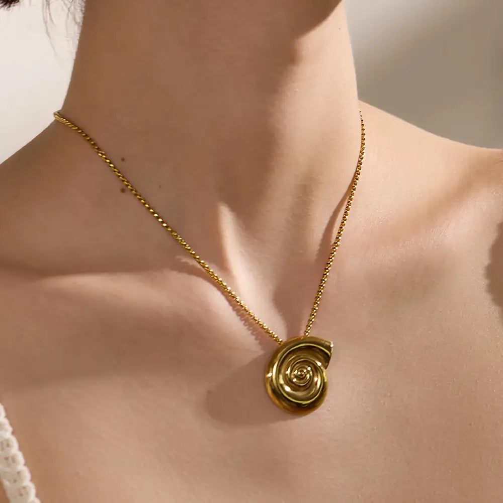 Colar Feminino Dourado de coração com concha natural e corrente torcida, acabamento refinado no colo