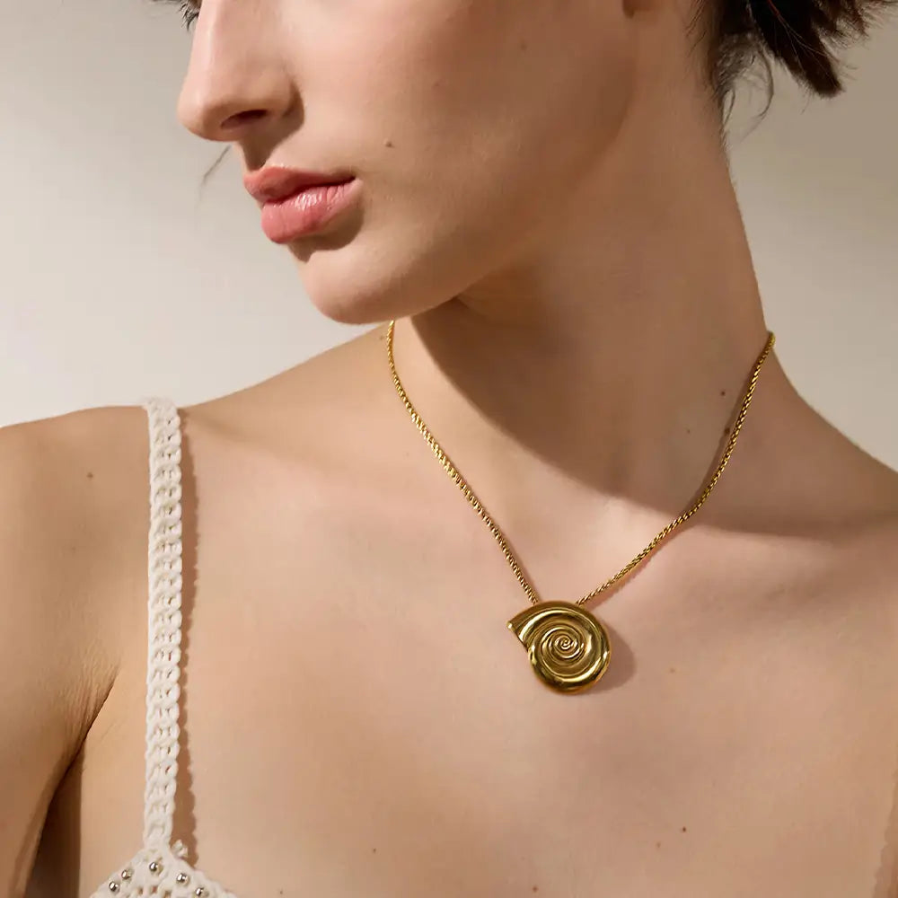 Colar Feminino Dourado de coração com concha natural Marena com textura orgânica e design romântic