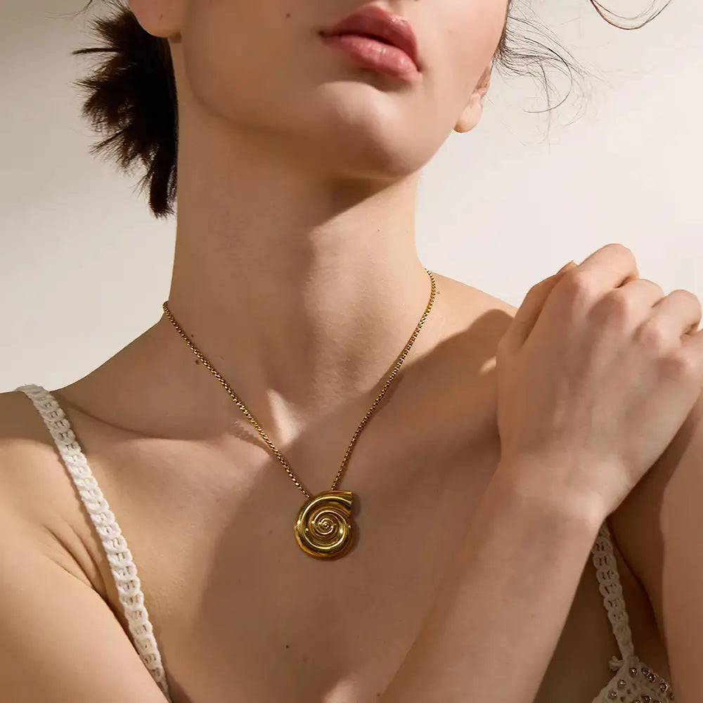 Colar Feminino Dourado de coração com concha natural Marena, brilho suave e toque praiano elegante