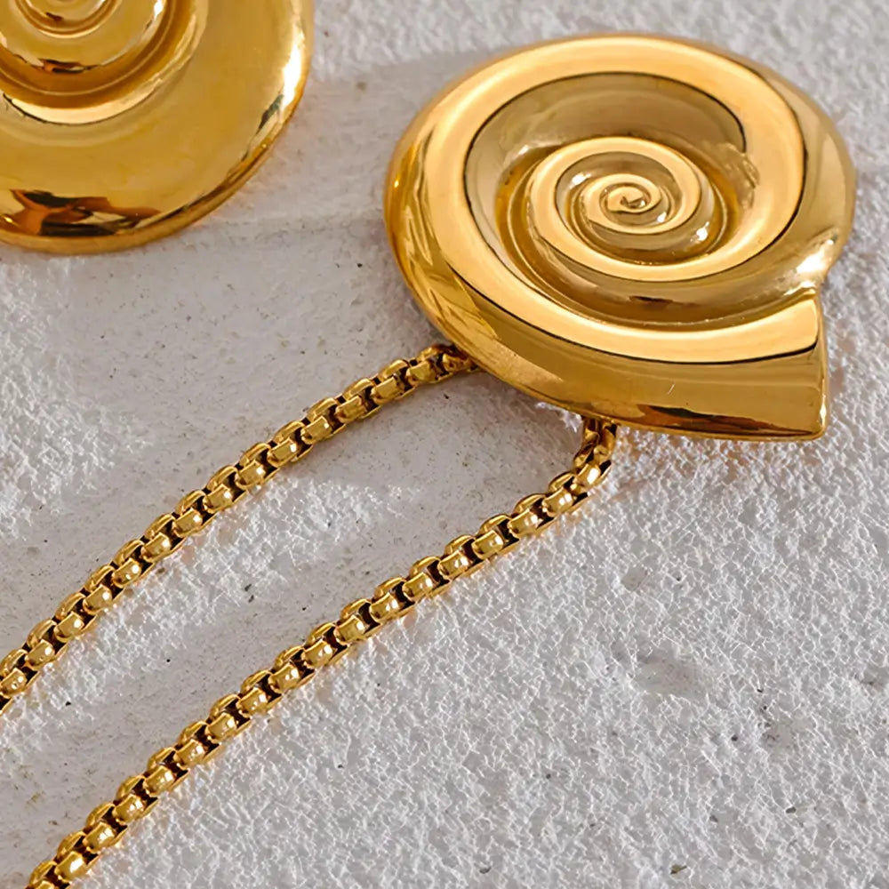 Colar Feminino Dourado de coração com concha natural em cenário claro e elegante