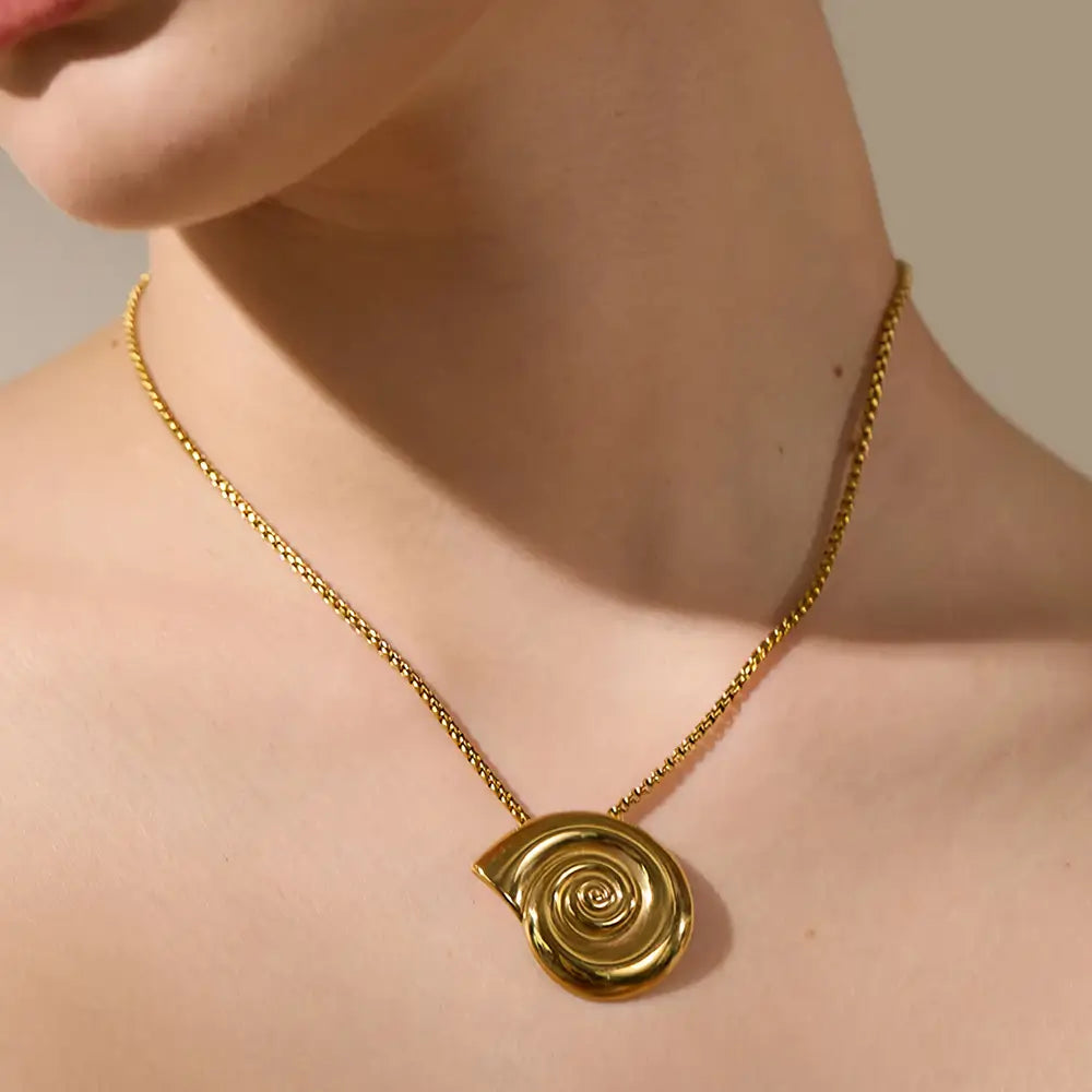 Colar Feminino Dourado de coração com concha natural e corrente fina torcida, visual delicado