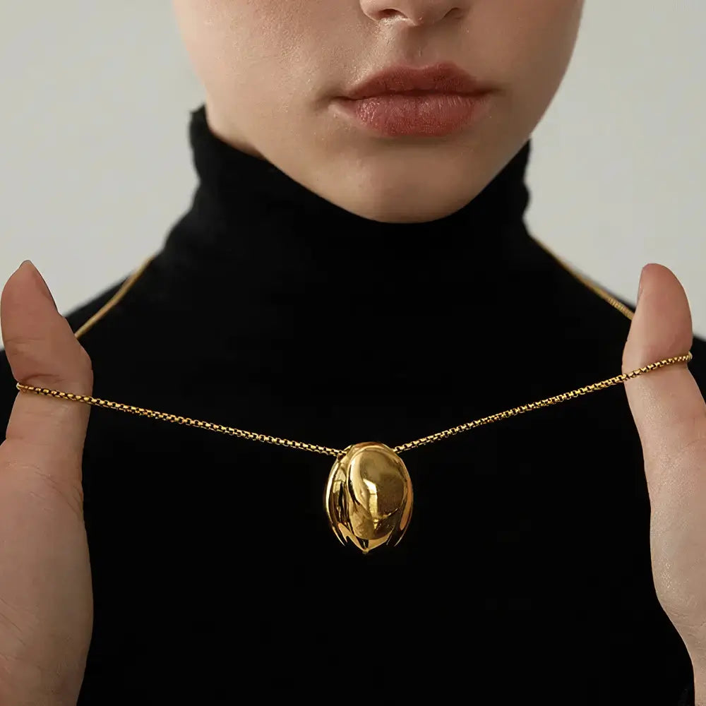 Colar Feminino Dourado de Corrente Veneziana longo com pingente oval Liora e acabamento polido