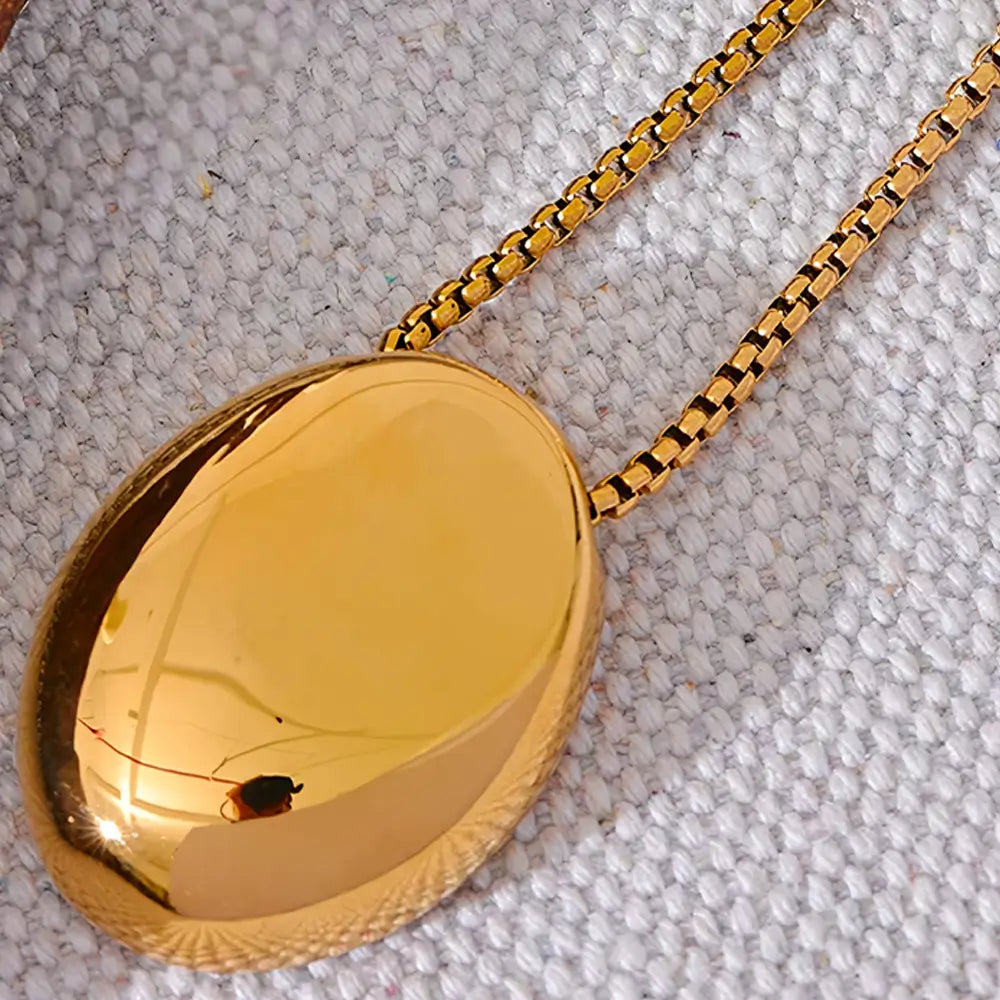 Colar Feminino Dourado de Corrente Veneziana longo com brilho sutil e design minimalista em ambiente claro