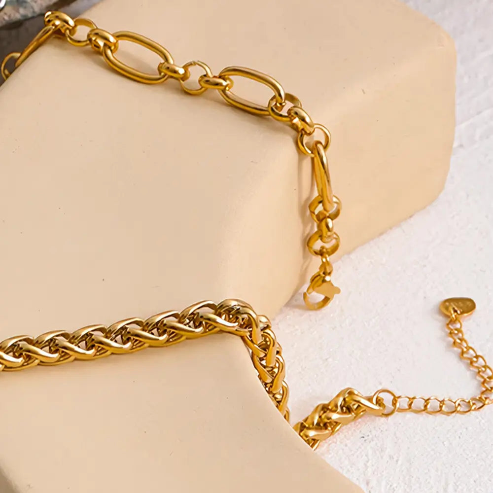 Colar Feminino Dourado de corrente grossa e mista com elos largos e brilho suave em cenário discreto