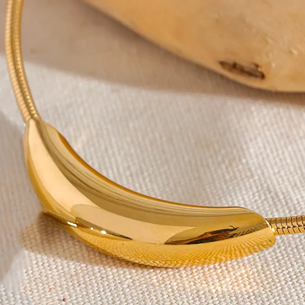 Gargantilha Feminina Dourada rabo de rato Élise com textura lisa em ambiente minimalista
