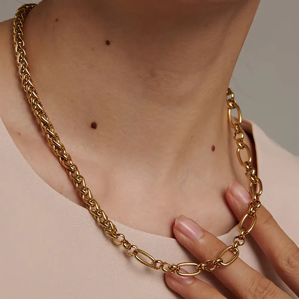 Colar Feminino Dourado de corrente grossa e mista em composição moderna e visual ousado