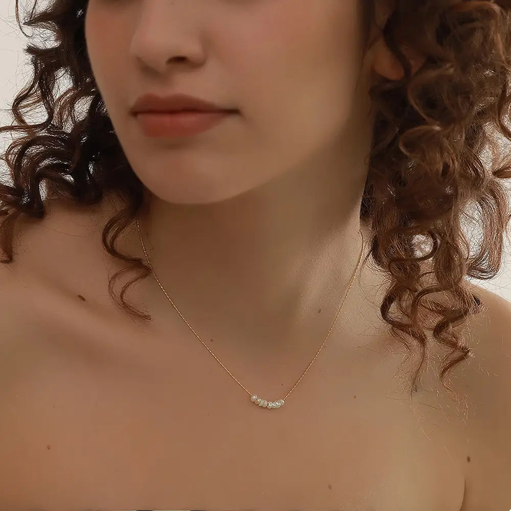Colar Feminino Dourado delicado com pérolas naturais Elina, acabamento polido e brilho sutil