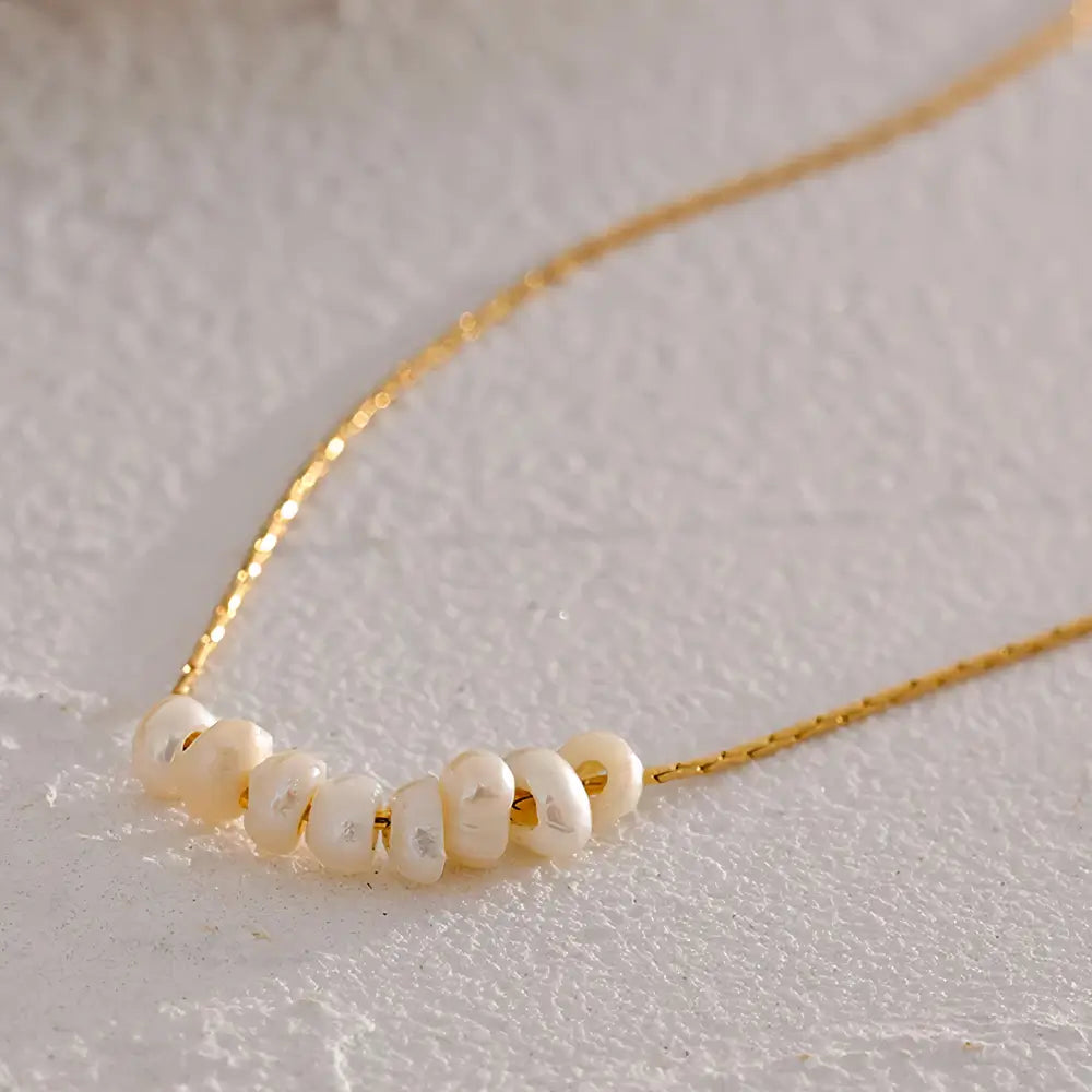 Colar Feminino Dourado delicado com pérolas naturais, brilho discreto em ambiente clean