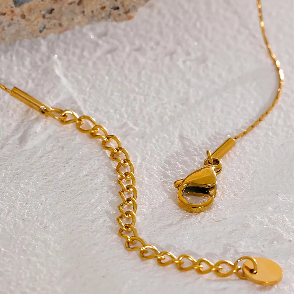 Colar Feminino Dourado delicado com pérolas naturais Elina em fundo neutro sofisticado