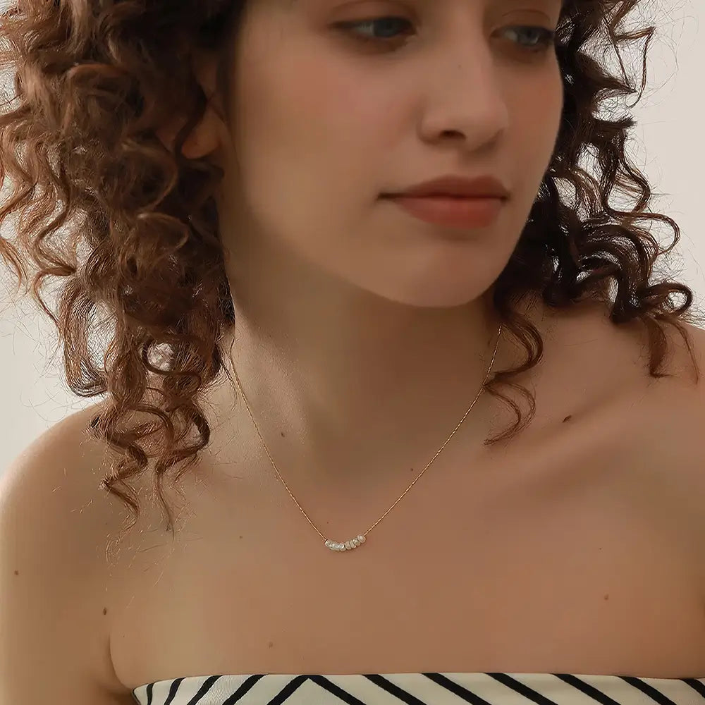 Colar Feminino Dourado delicado com pérolas naturais Elina, estilo clássico com textura lisa
