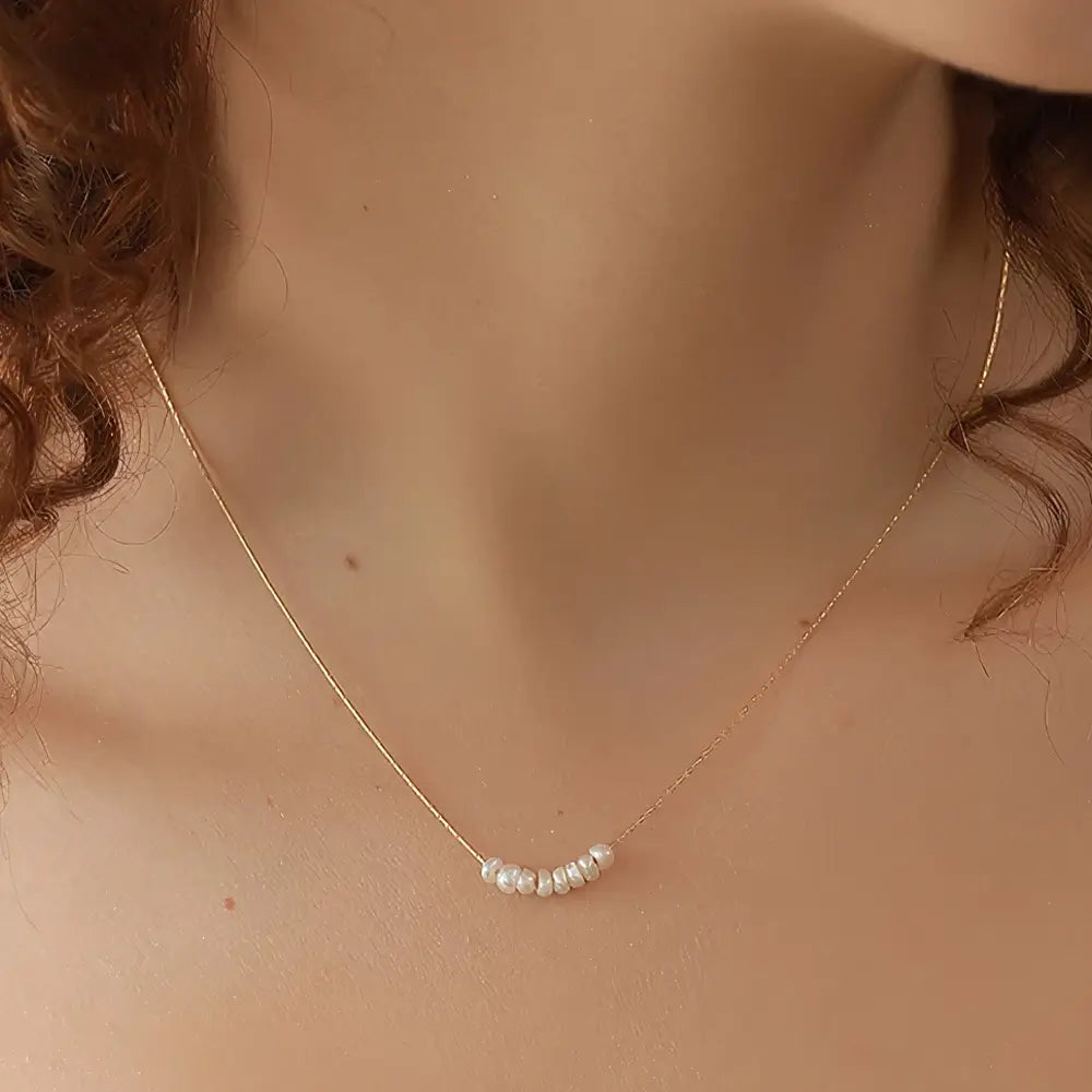 Colar Feminino Dourado delicado com pérolas naturais, design leve e acabamento refinado