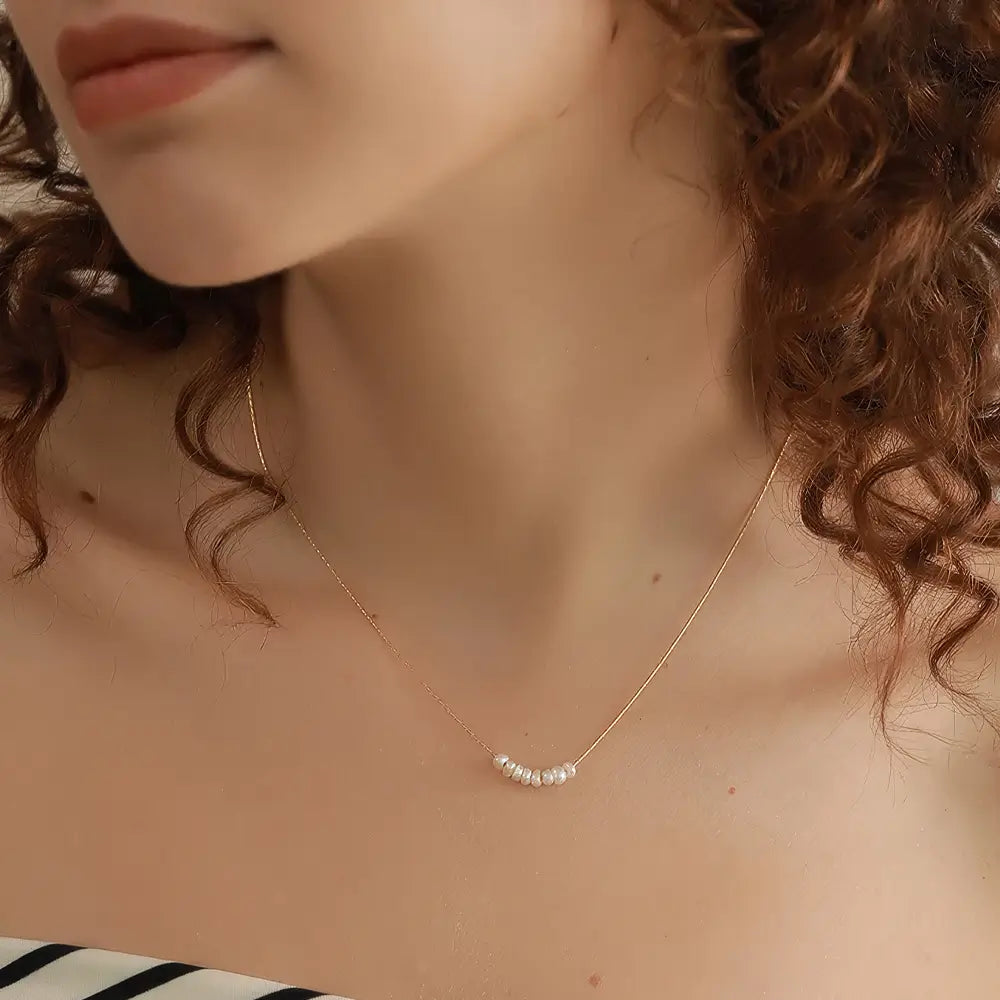 Colar Feminino Dourado delicado com pérolas naturais, visual sofisticado e caimento delicado