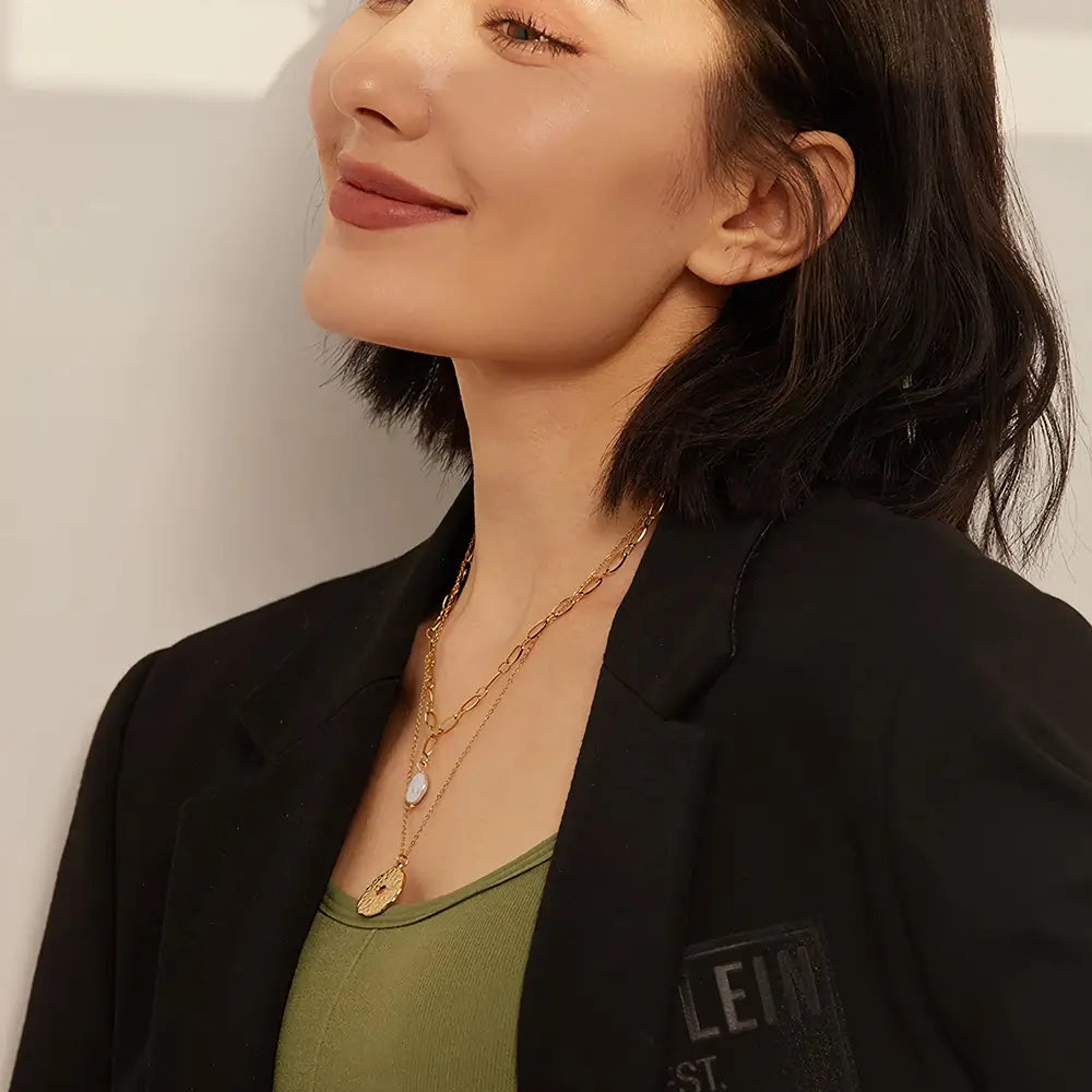 Colar Feminino Dourado duplo com pérola natural e estrela do norte Estelle em visual sofisticado e romântico