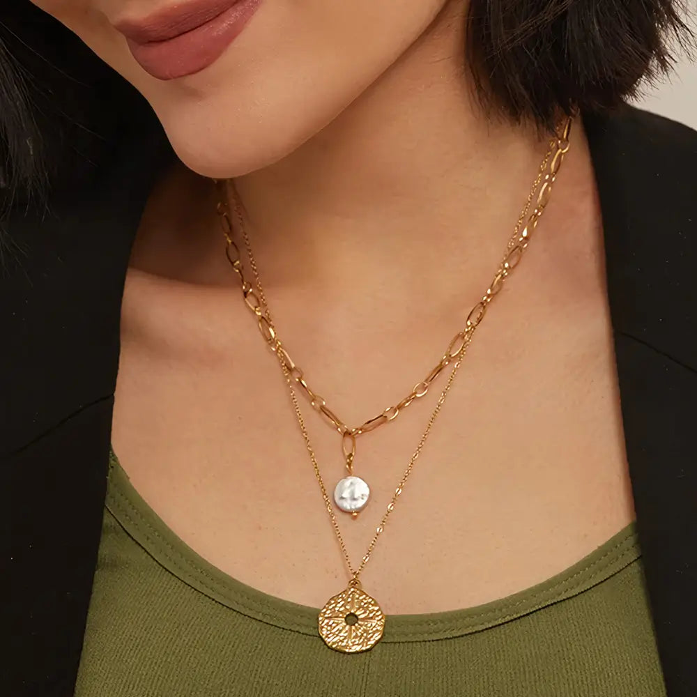 Colar Feminino Dourado duplo com pérola natural e estrela do norte, brilho delicado e toque celestial