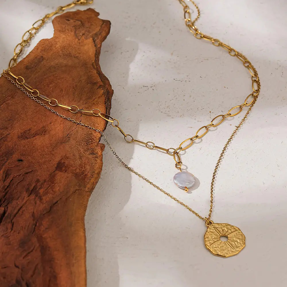 Colar Feminino Dourado duplo com pérola natural e estrela do norte Estelle, design delicado em ambiente clean