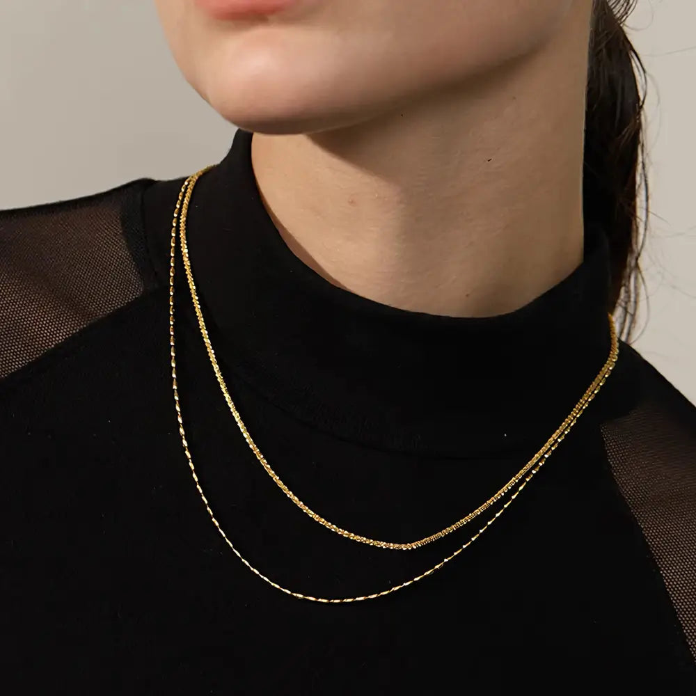 Colar Feminino Dourado duplo corrente torcida e contas Elara em visual elegante e textura diferenciada