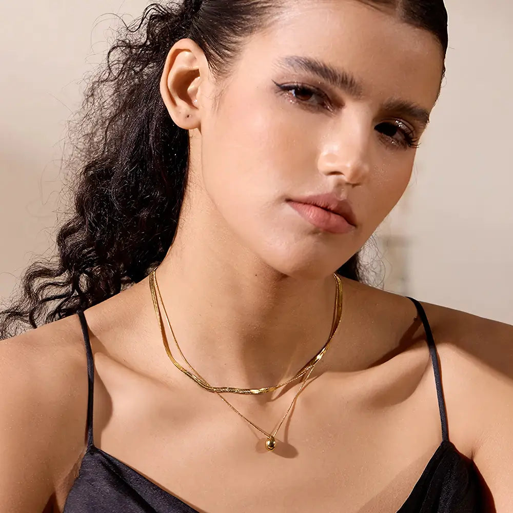 Colar Feminino Dourado duplo malha snake e rabo de rato com pingente oval Dalia em look sofisticado