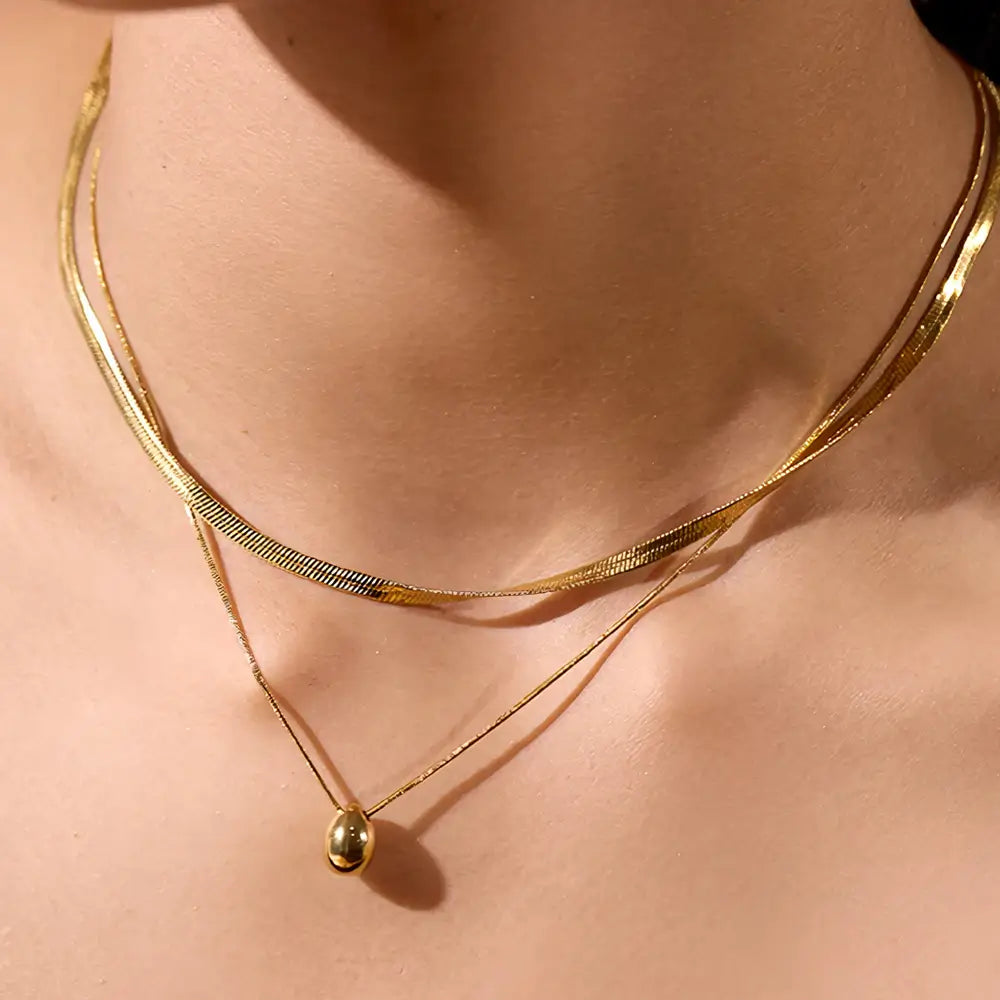 Colar Feminino Dourado duplo malha snake e rabo de rato, caimento fluido com pingente oval refinado