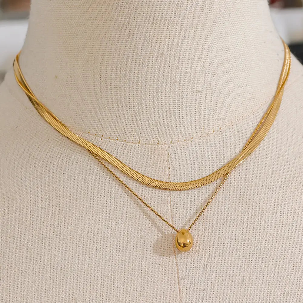 Colar Feminino Dourado duplo malha snake e rabo de rato com pingente oval Dalia em fundo elegante e discreto, colar no manequim