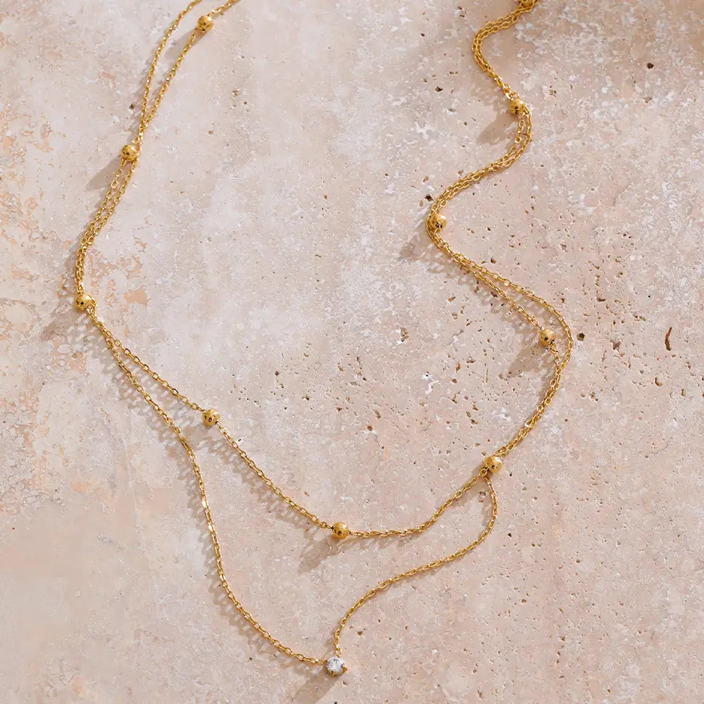 Colar Feminino Dourado duplo ponto de luz com zircônia, charme discreto em ambiente claro e elegante