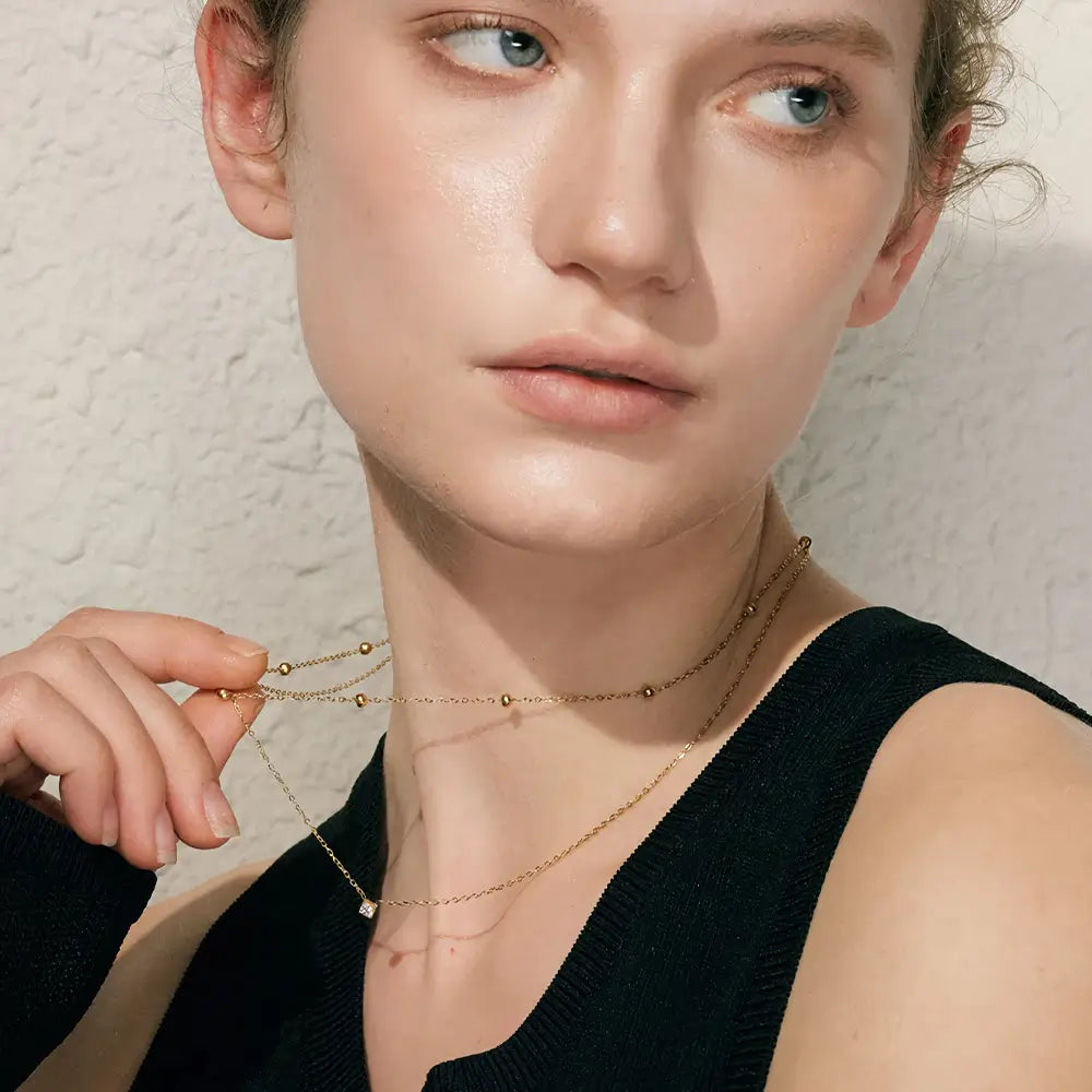 Colar Feminino Dourado duplo ponto de luz com zircônia, toque refinado com caimento leve no colo
