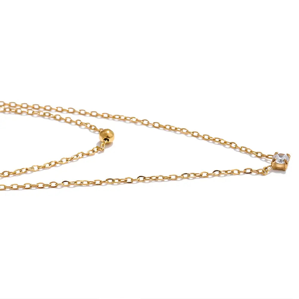 Colar Feminino Dourado duplo ponto de luz com zircônia, lapidação precisa e acabamento reluzente isolado