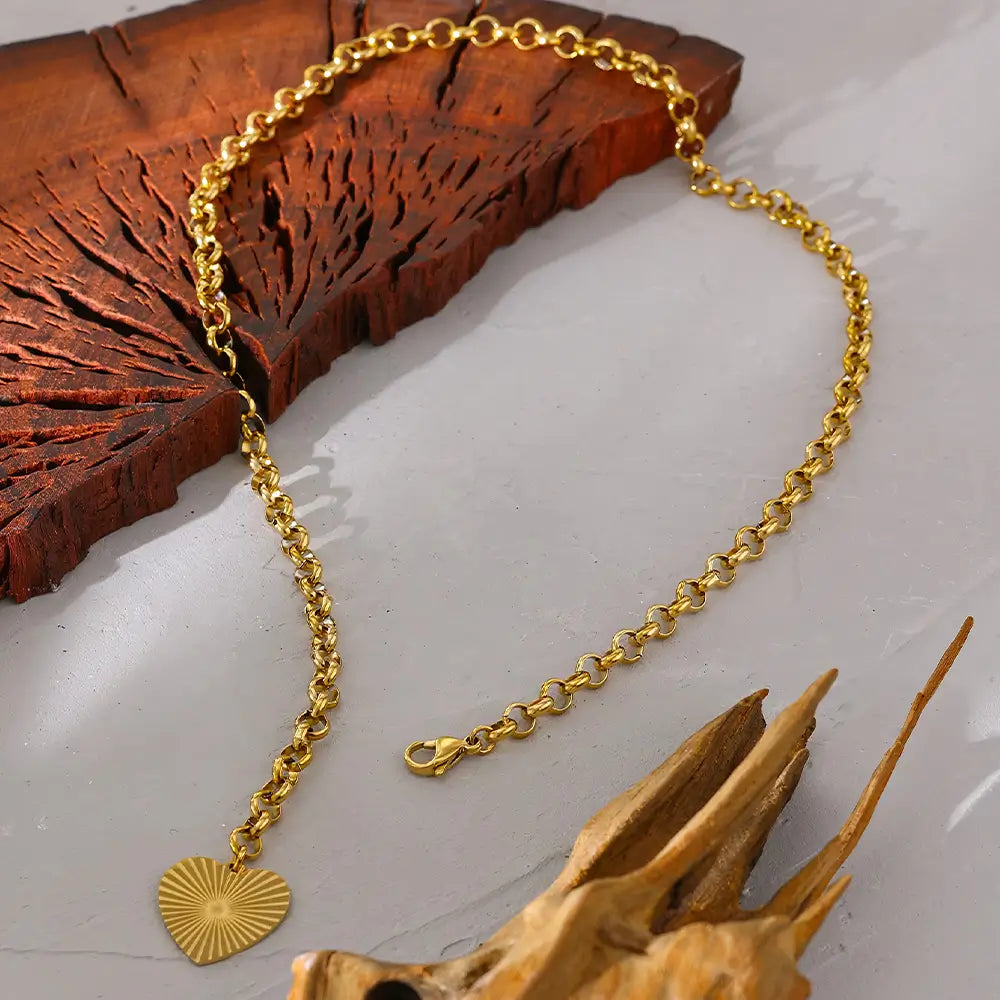 Colar Feminino Dourado elo português com pingente Amadélia sobre fundo claro e suave