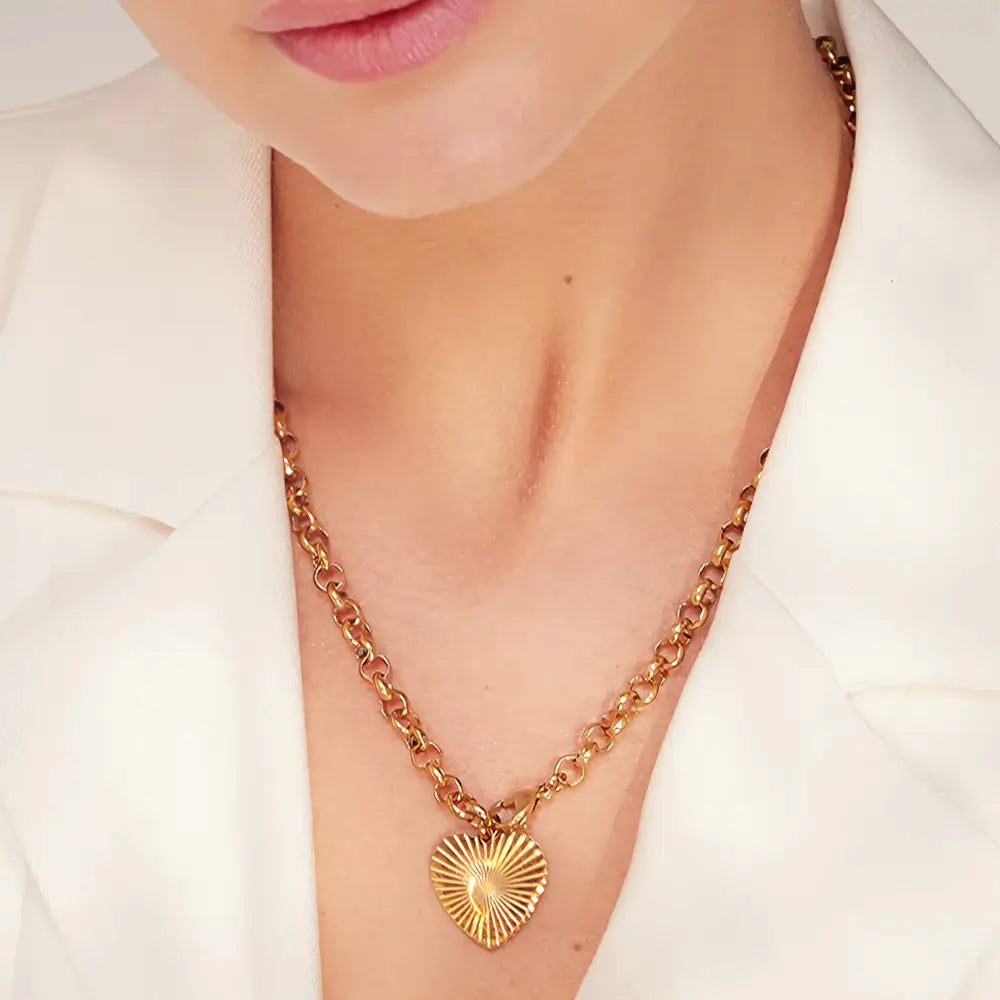 Colar Feminino Dourado elo português com pingente Amadélia e brilho intenso no colo