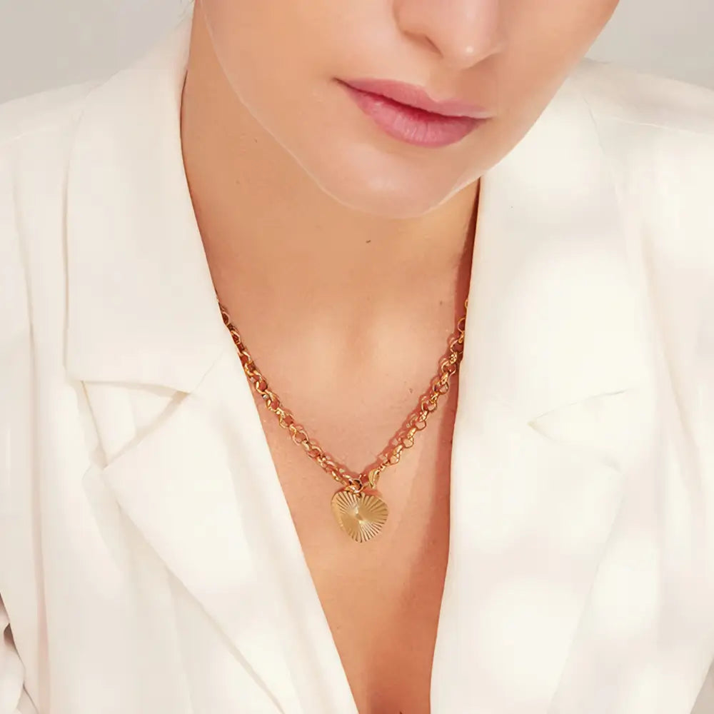 Colar Feminino Dourado elo português com pingente Amadélia em composição clássica e elegante