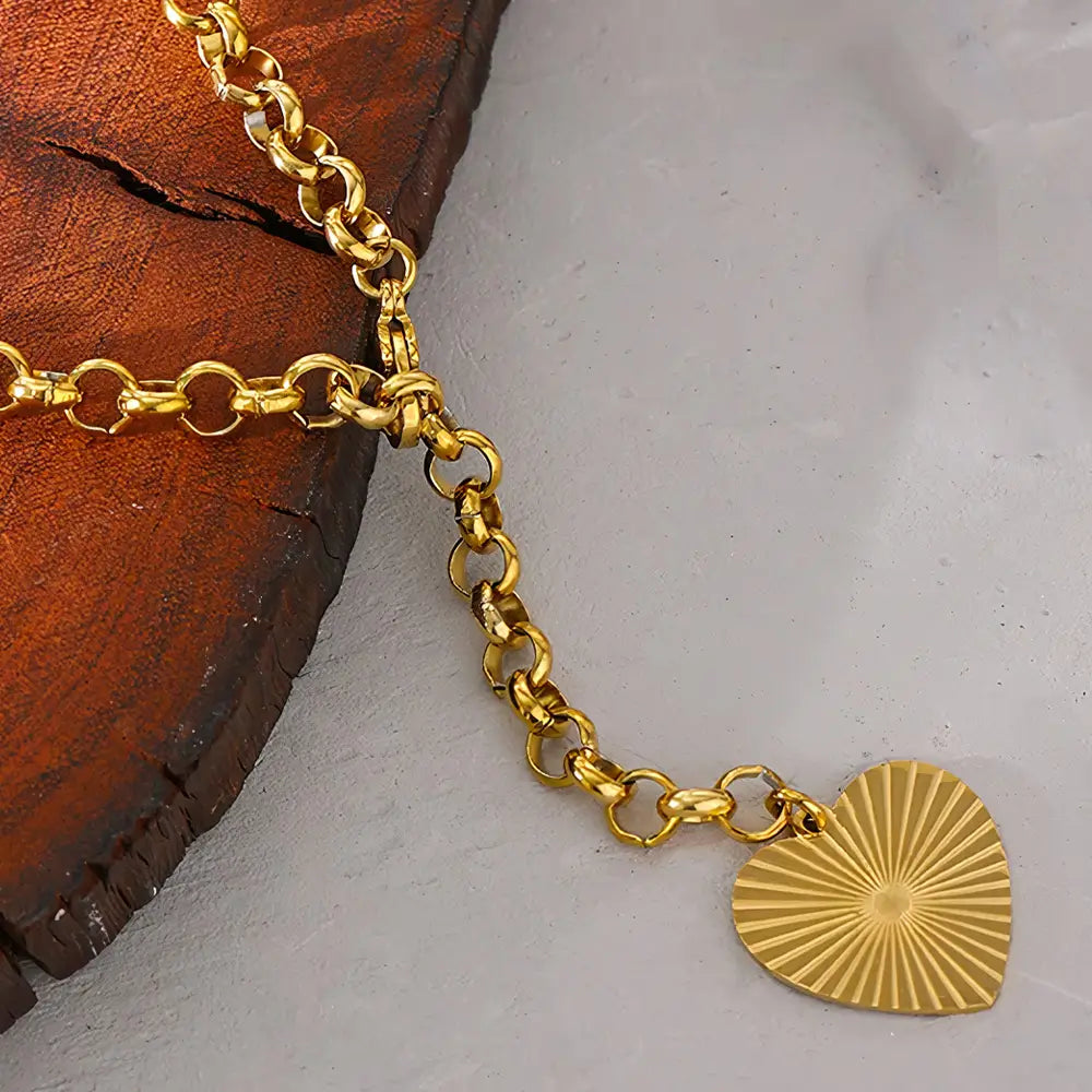 Colar Feminino Dourado elo português com pingente de coração Amadélia em fundo neutro delicado