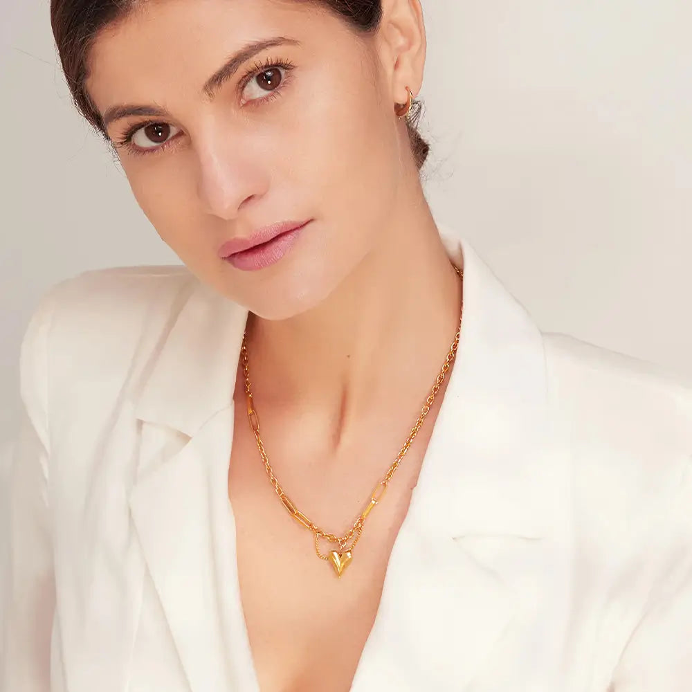 Mulher elegante usando Colar Feminino Dourado Elos Mistos com Pingente de Coração Stellara - Banhado a Ouro 18k