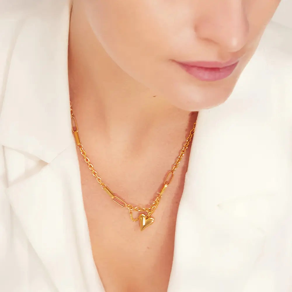 Mulher elegante usando Colar Feminino Dourado Elos Mistos com Pingente de Coração Stellara - Banhado a Ouro 18k